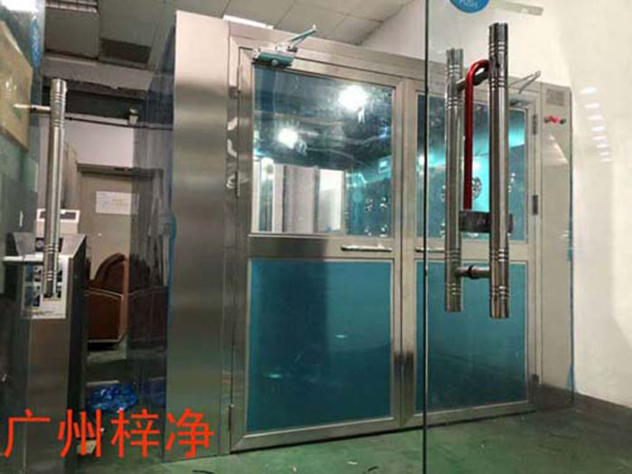 潔凈風(fēng)淋室是潔凈室內(nèi)過(guò)濾細(xì)菌及塵埃的凈化設(shè)備之一 潔凈風(fēng)淋室是潔凈室內(nèi)過(guò)濾細(xì)菌及塵埃的凈化設(shè)備之一