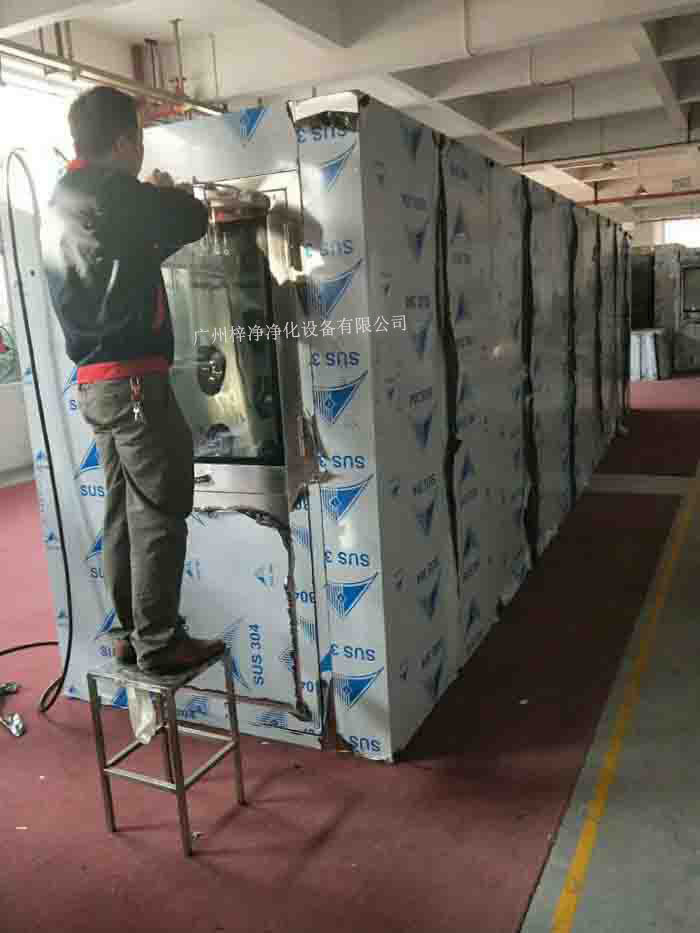 1590型風(fēng)淋室-標(biāo)準(zhǔn)雙人風(fēng)淋室是人/貨物進(jìn)出潔凈室常用的一種凈化裝置。 1590型風(fēng)淋室-標(biāo)準(zhǔn)雙人風(fēng)淋室是人/貨物進(jìn)出潔凈室常用的一種凈化裝置。