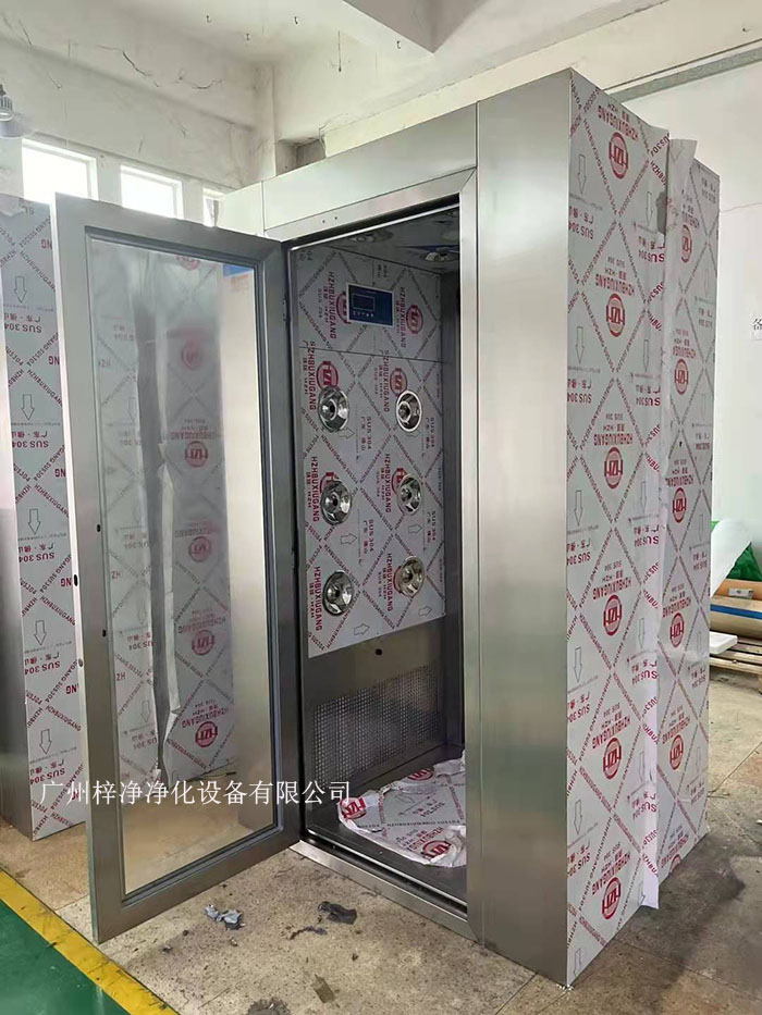 風淋室是一種局部潔凈的設備,可以有效并迅速的去除人體表面附著的一切塵土及雜物 風淋室是一種局部潔凈的設備,可以有效并迅速的去除人體表面附著的一切塵土及雜物