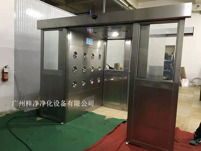 貨淋室是人員和貨物進入潔凈室所必需的通道,它可以減少貨物進出潔凈室所帶來的污染問題。 貨淋室是人員和貨物進入潔凈室所必需的通道,它可以減少貨物進出潔凈室所帶來的污染問題。