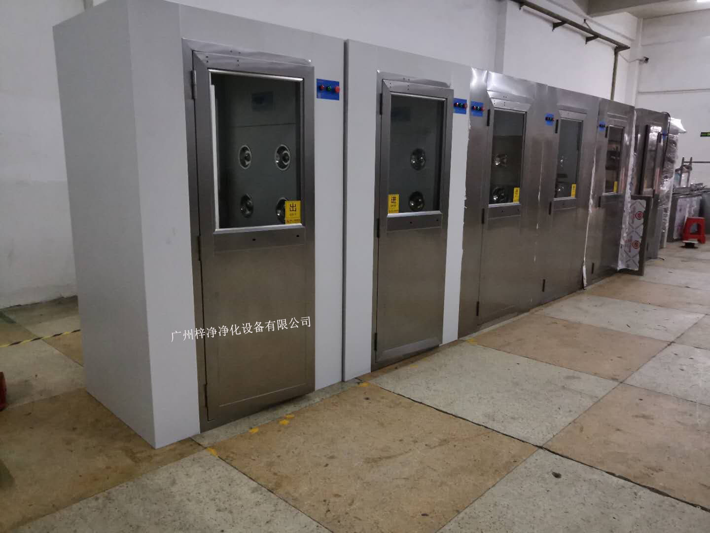 風淋室是人員或貨物進入潔凈無塵車間的必備潔凈凈化設備( 風淋室是人員或貨物進入潔凈無塵車間的必備潔凈凈化設備(