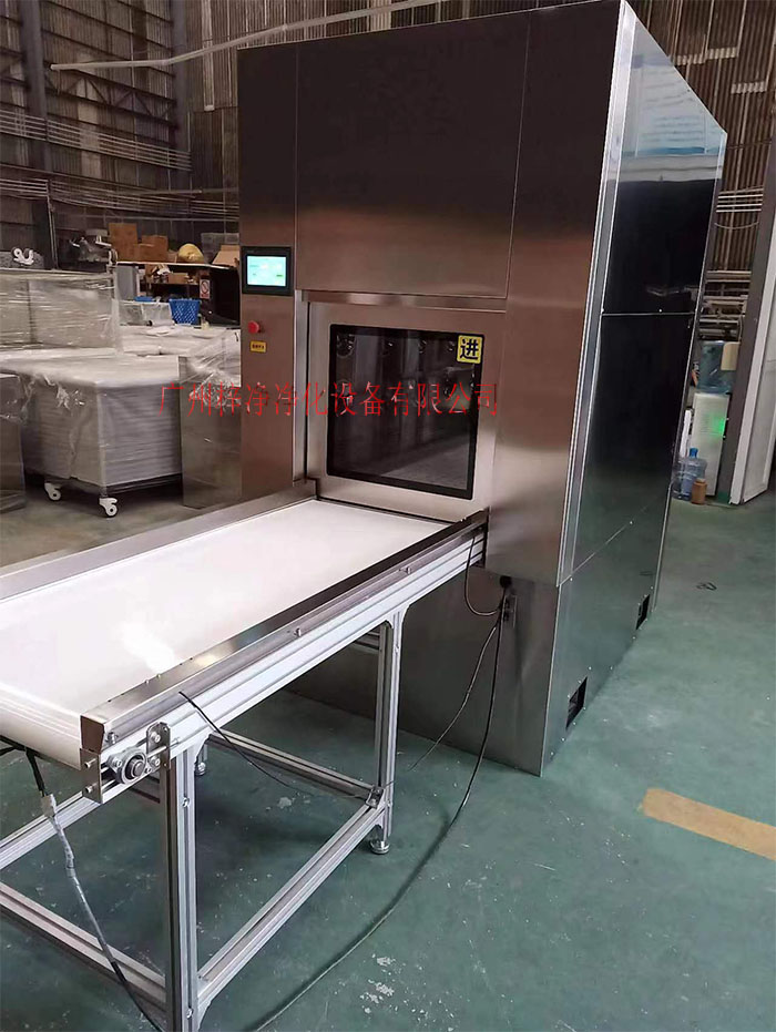 輸送帶傳遞窗還可吹淋被傳遞物品的表面,防止物品可能攜帶塵埃進入潔凈室。 輸送帶傳遞窗還可吹淋被傳遞物品的表面,防止物品可能攜帶塵埃進入潔凈室。