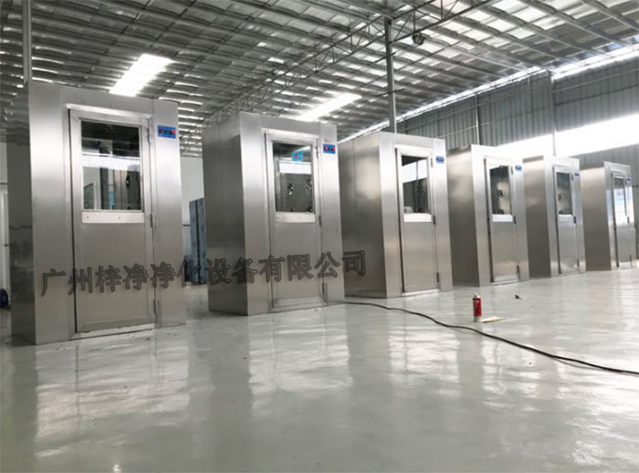 全不銹風淋室采用全不銹鋼材質(zhì)制造，具有良好的耐腐蝕性、耐高溫性和耐磨損性。