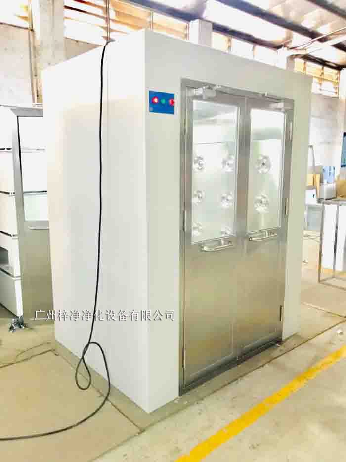 烤漆風淋室采用冷軋鋼板作為基材，表面經(jīng)過烤漆處理。