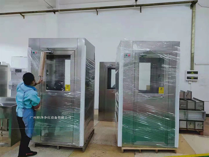 風淋室作為一種重要的潔凈室設備在運輸前，應對風淋室進行徹底的清潔和檢查，確保無損壞。