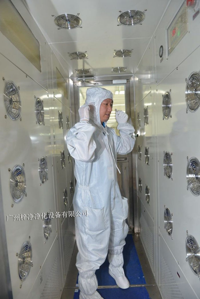 在風淋室內站立，保持身體不動，讓高速氣流從正面吹拂全身。