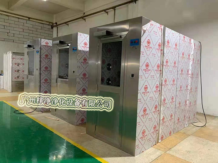 風(fēng)淋室通過(guò)高速氣流將塵埃吹離工作人員的衣物和頭發(fā)，有效降低了進(jìn)入潔凈室內(nèi)的塵埃量，從而維護(hù)了潔凈室內(nèi)的空氣質(zhì)量。