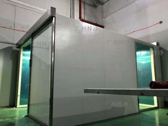 風淋室是醫(yī)療設(shè)備生產(chǎn)車間中不可或缺的潔凈設(shè)備