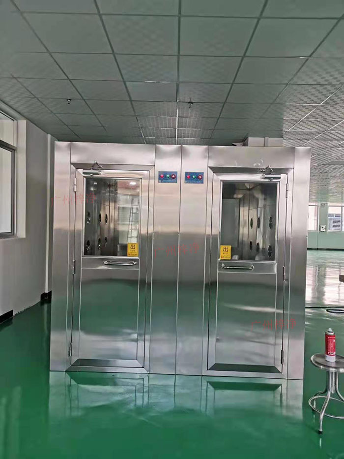 風淋室主要功能是確保工作人員在進入潔凈區前，通過吹淋去除身上的塵埃和微粒。
