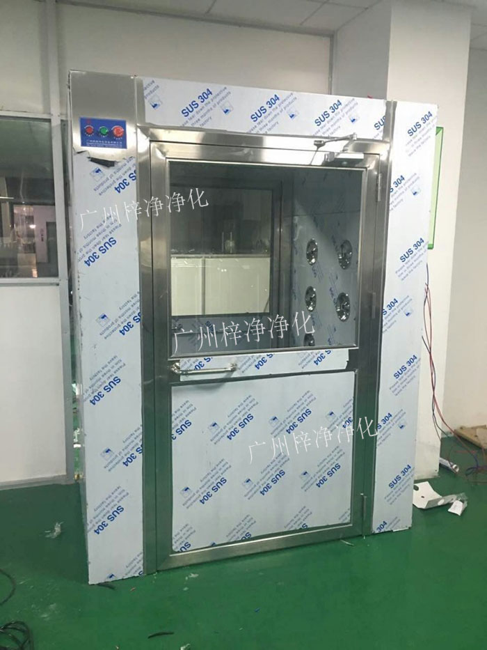 防爆風淋室是指風淋室的電機、指示燈、照明燈、接線管必須嚴格按照防爆標準