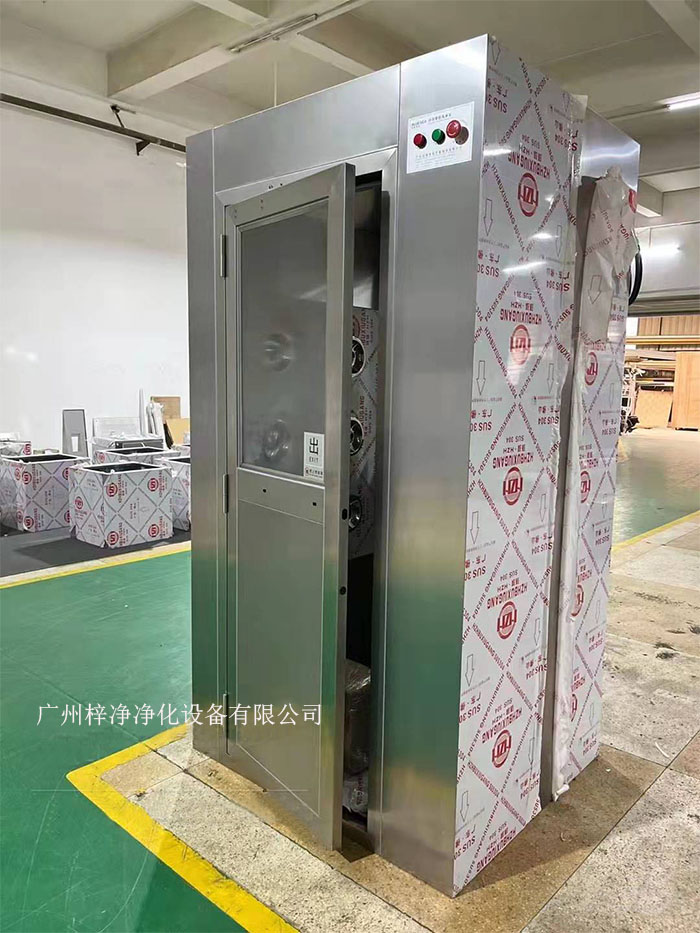 風(fēng)淋室是潔凈室中用于人員凈化的重要裝置。 風(fēng)淋室是潔凈室中用于人員凈化的重要裝置。