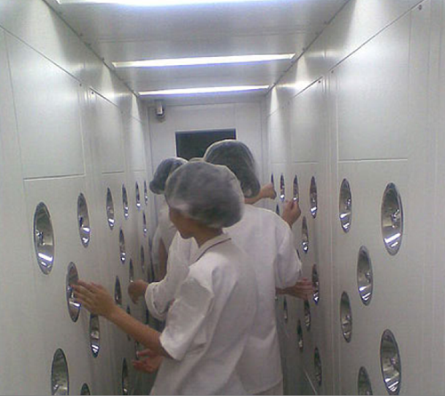 在進入風淋室之前，必須先脫去個人衣物，更換成潔凈服。