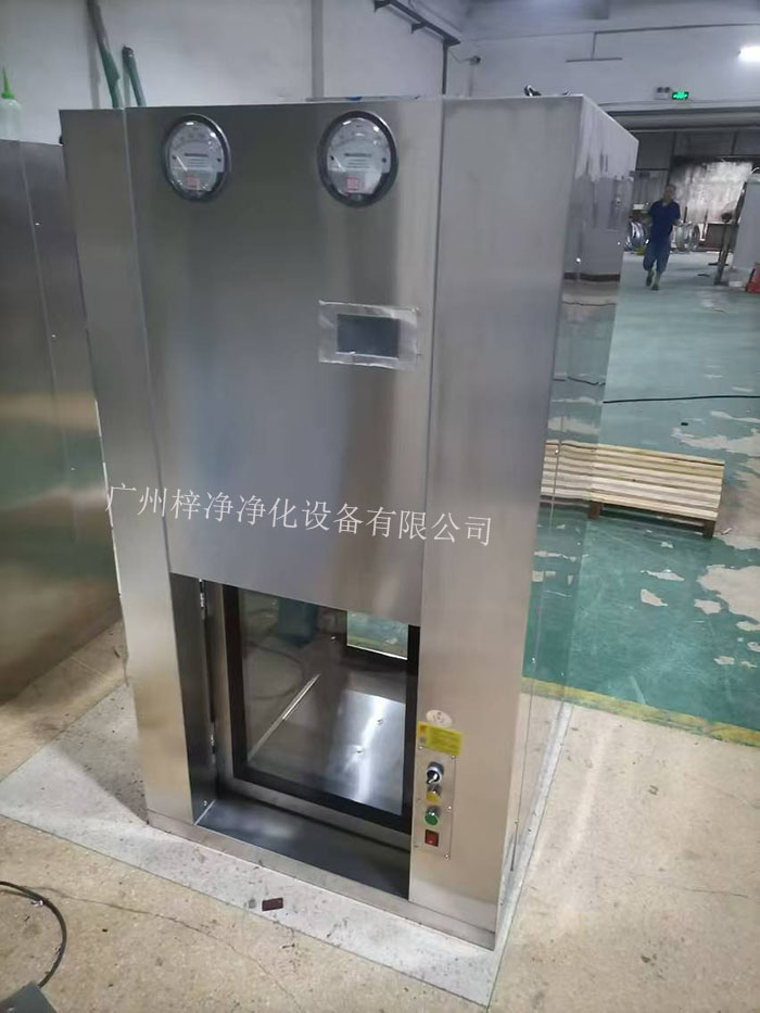 傳遞窗是一種用于潔凈室內(nèi)部或潔凈室與外界之間傳遞物品的設(shè)備，可以防止外部污染進(jìn)入潔凈室。