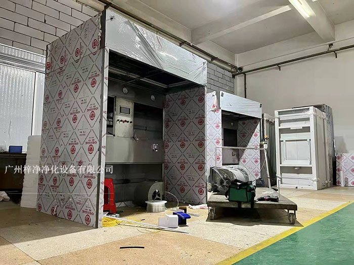 負(fù)壓稱稱量罩通過創(chuàng)造一個(gè)低氣壓的環(huán)境,防止生產(chǎn)過程中的粉塵、揮發(fā)物等有害物質(zhì)逸散到外界環(huán)境中,同時(shí)確保稱量結(jié)果的準(zhǔn)確性。 負(fù)壓稱稱量罩通過創(chuàng)造一個(gè)低氣壓的環(huán)境,防止生產(chǎn)過程中的粉塵、揮發(fā)物等有害物質(zhì)逸散到外界環(huán)境中,同時(shí)確保稱量結(jié)果的準(zhǔn)確性。